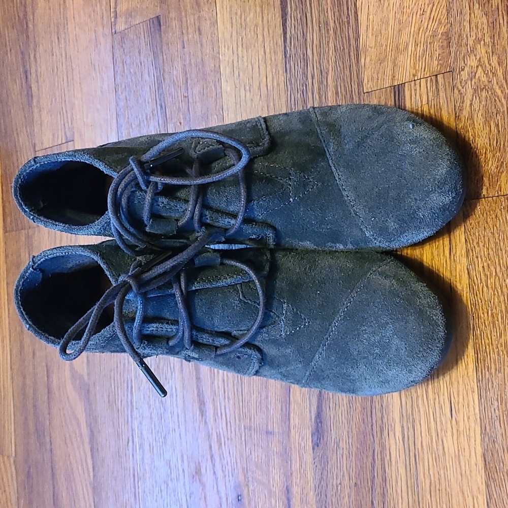 Tom's lace up suede boots